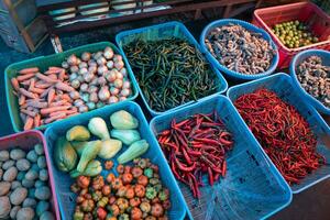 cucina spezie e verdure su Schermo a il tradizionale mercato foto