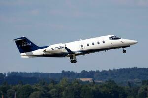 attività commerciale Jet passeggeri aereo a aeroporto. aziendale volo viaggio. aviazione e aereo. vip trasporto. azienda e società trasporto. volare e volare. foto