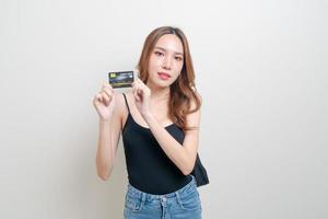 ritratto bella donna asiatica in possesso di carta di credito