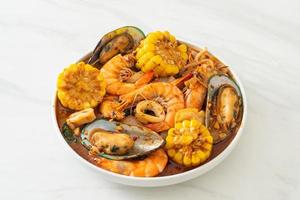 pesce piccante barbecue - gamberi, calamari, cozze foto