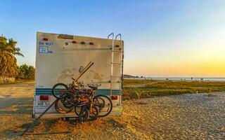 puerto escondido oaxaca Messico 2023 camper autobus auto a tramonto nel puerto escondido oaxaca Messico. foto