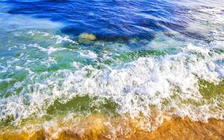 pietre rocce coralli turchese verde blu acqua su spiaggia Messico. foto