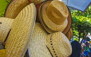 elegante cappelli e caps su il messicano mercato nel Messico. foto