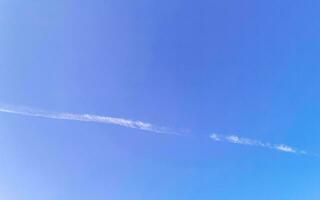 blu cielo con chimico scie chimiche cumulo nuvole scalare onde cielo. foto