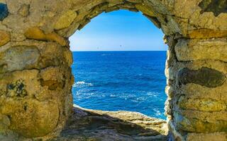 pietra arco rocce su scogliera di mare puerto escondido Messico. foto