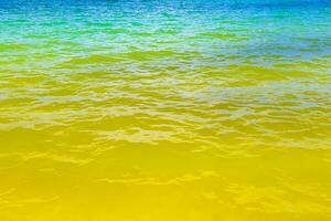 onde a tropicale spiaggia caraibico mare chiaro turchese acqua Messico. foto