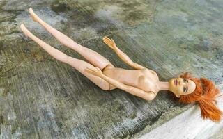 nudo sporco Barbie Bambola giocattolo al di fuori su il pavimento Messico. foto
