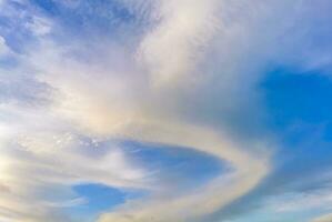 blu cielo con chimico scie chimiche cumulo nuvole scalare onde cielo. foto