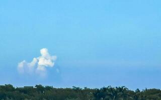 esplosivo nube formazione cumulo nuvole nel il cielo nel Messico. foto