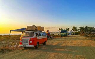 puerto escondido oaxaca Messico 2023 vario minibus furgoni trasportatori veicoli macchine nel puerto escondido Messico. foto