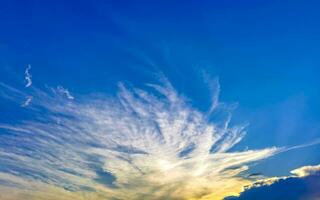 blu cielo con chimico scie chimiche cumulo nuvole scalare onde cielo. foto