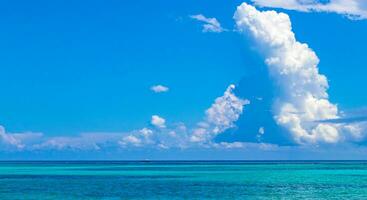 tropicale caraibico spiaggia chiaro turchese acqua playa del Carmen Messico. foto