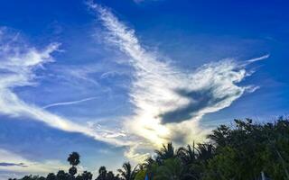 blu cielo con chimico scie chimiche cumulo nuvole scalare onde cielo. foto