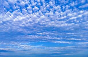 blu cielo con chimico scie chimiche cumulo nuvole scalare onde cielo. foto