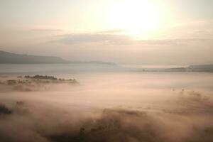 bellissimo tramonto e Alba su cielo e d'oro crepuscolo tempo con nebbia e nebbia nel valle di strato montagna foto