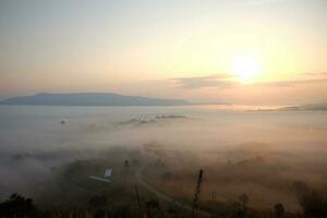 bellissimo tramonto e Alba su cielo e d'oro crepuscolo tempo con nebbia e nebbia nel valle di strato montagna foto