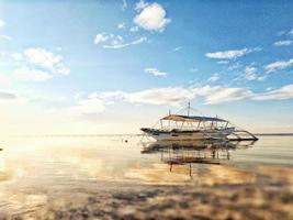 alba sulla spiaggia nelle filippine foto