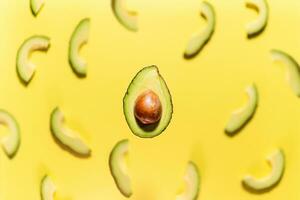 fresco maturo avocado levitante su giallo sfondo, vicino su foto