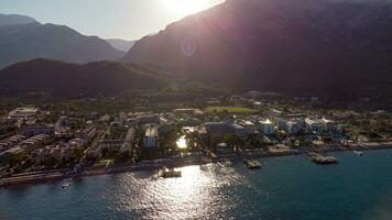 aereo Visualizza di di costiero la zona di kemer, Turco spiaggia ricorrere città foto