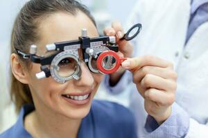 oculista l'esame donna con optometrista prova telaio. femmina paziente per dai un'occhiata visione nel oftalmologico clinica foto