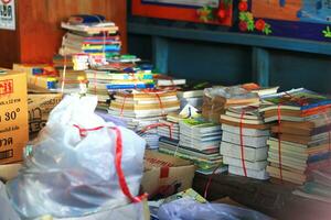 libri di testo per elementare scuola tailandese bambini tenuto nel il aula durante scuola vacanze. formazione scolastica nel campagna di Tailandia foto