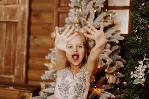 bambina con un vestito rosa fa una smorfia foto