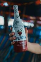 cha-am spiaggia, Tailandia - ottobre 8, 2023 mano Tenere di un' bottiglia belga hoegaarden roseo frutta birra. quello siamo attualmente popolare nel tailandese foto