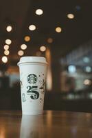 bangkok, Tailandia - ottobre 16, 2023 edizione limitata Starbucks riutilizzabile tazza con un' speciale 25 anniversario design. foto