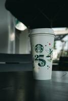 bangkok, Tailandia - ottobre 18, 2023 edizione limitata Starbucks riutilizzabile tazza con un' speciale 25 anniversario design. foto