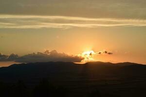 tramonto nuvoloso colline foto