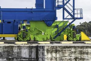 gigantesca gru di banchina sul cantiere portuale foto