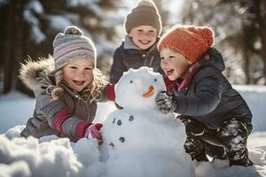 bambini edificio un' pupazzo di neve insieme su inverno giorno. bambini sorridente e avendo divertimento mentre giocando nel neve all'aperto. generativo ai. foto