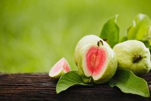 guava affettata su legno foto