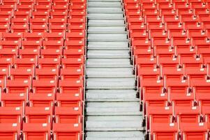 vuoto arancia posti a sedere a stadio, righe di posto a sedere su un' calcio stadio foto