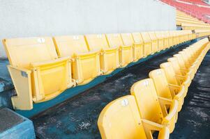 vuoto giallo posti a sedere a stadio, righe di posto a sedere su un' calcio stadio, selezionare messa a fuoco foto