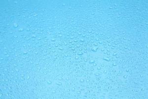 primo piano gocce d'acqua su sfondo blu foto