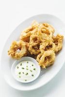 calamares calamari fritti in pastella anelli di calamari spuntino di mare con salsa aioli foto