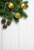 Natale albero ramo decorato con d'oro palle e regalo scatola su bianca di legno sfondo foto