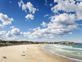 giornata di sole vista della famosa spiaggia di bondi a sydney in australia foto