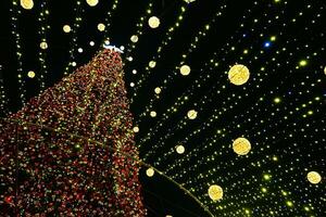 Natale albero si illumina su il piazza nel il città. sera, notte illuminazione foto