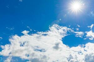 blu cielo con bianca nuvole e sole bellissimo naturale sfondo foto