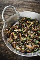 funghi shiitake fritti in aglio erbe e olio d'oliva snack tapas foto