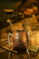 rum speziato, cannella, lime, cocktail tropicale, drink al bar foto