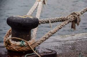 un' corda legato per un' barca ancora foto