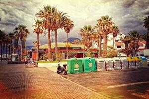 interessante turista strade nel il Sud di il canarino isola di tenerife nel Spagna su un' caldo estate giorno foto