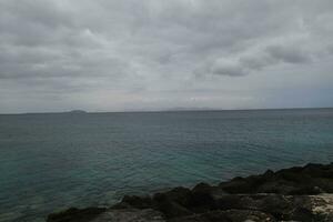 mare paesaggio con oceano spiaggia e blu cielo su il isola di Lanzarote nel Spagna foto