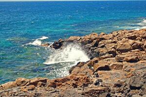 mare paesaggio con oceano spiaggia e blu cielo su il isola di Lanzarote nel Spagna foto