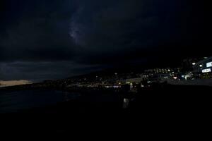 notte paesaggio su il spagnolo isola di tenerife con il oceano nel il sfondo foto