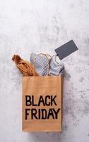 shopping bag di carta con scritta Black Friday, prezzo vuoto foto