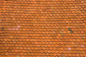 un arancia tetto con molti diverso colorato piastrelle foto